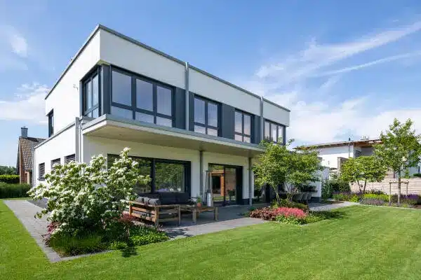 Gartengestaltung nachher Rasen und Pflanzenvielfalt