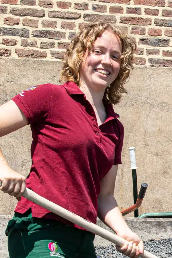 Portrait einer jungen blonden Frau mit Arbeitskleidung der Gärtner von Eden