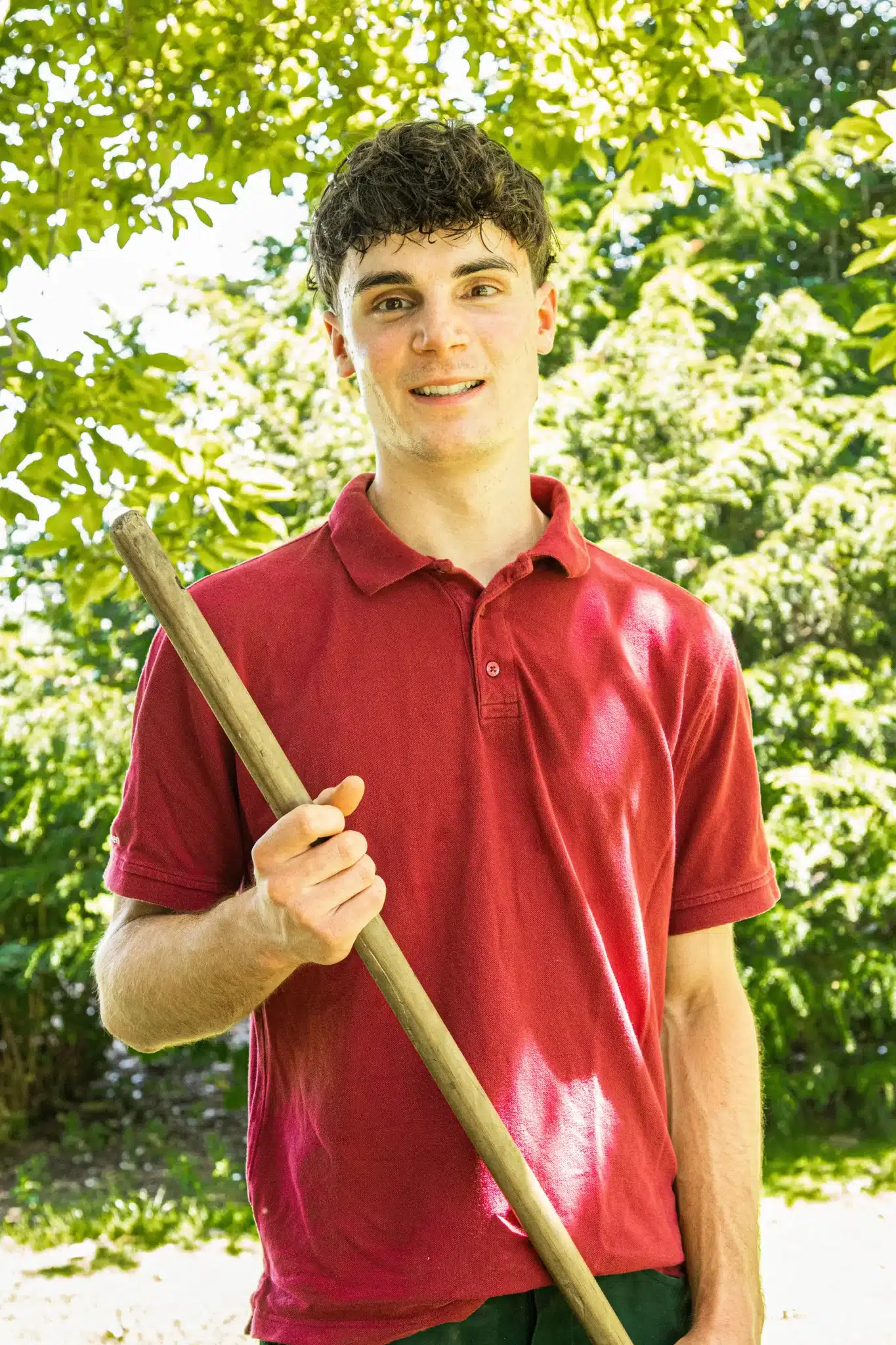 Portrait einer jungen blonden Frau mit Arbeitskleidung der Gärtner von Eden