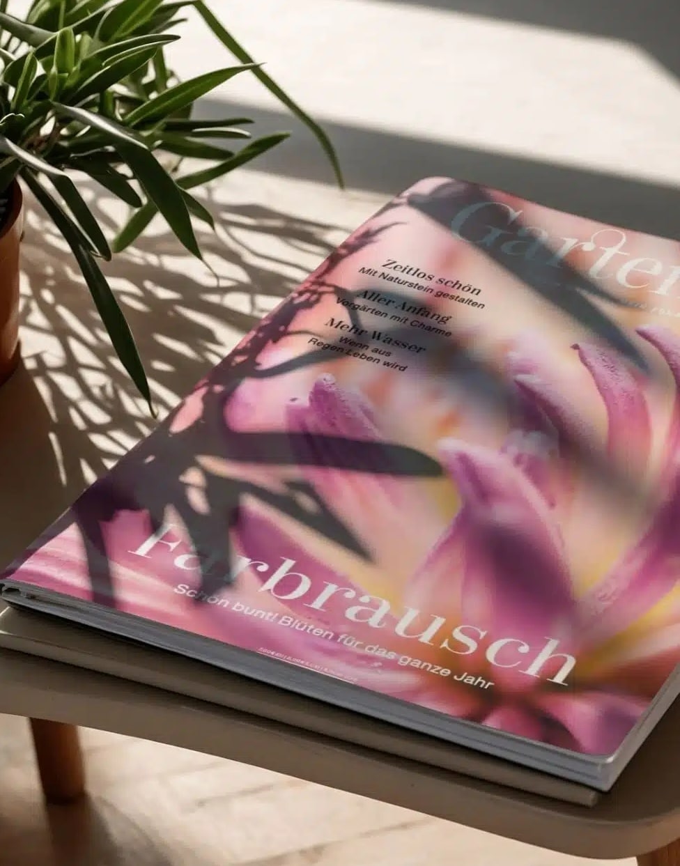 Teaserbild_GatrenArt_980x1251 Cover des GartenArt Magazins Nr. 1 2023 mit floralen Motiven und dem Titel 'Alle Sinne'.